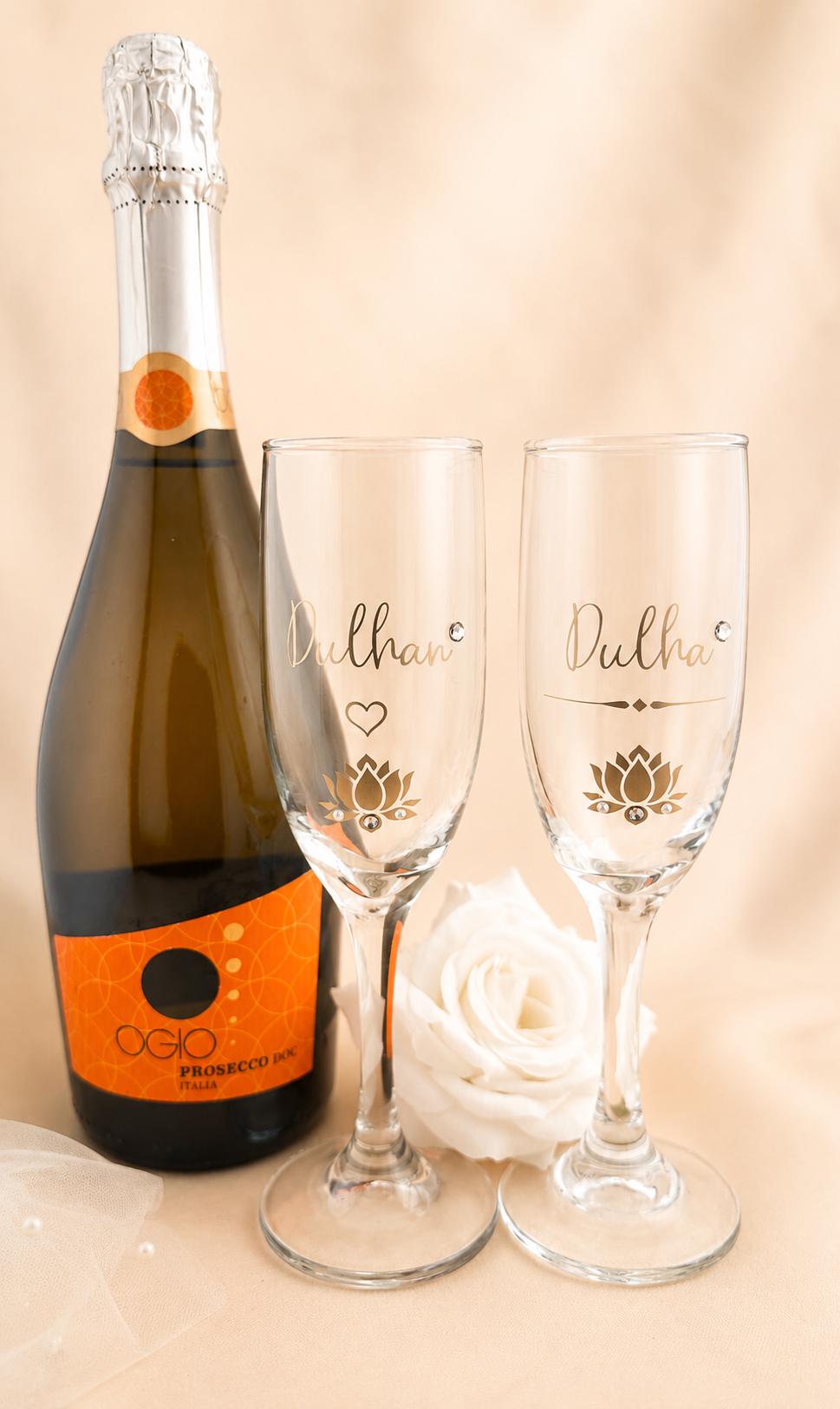Dulhan Dulha Champagne Flutes | Indian Bride Groom Toasting Glasses | Mehndi Wedding Gift Set | Indian American Wedding Gift for Bride